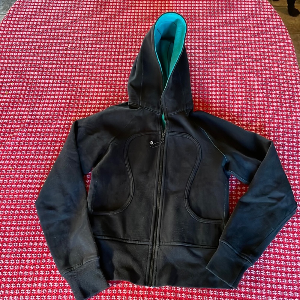 Black lulu lemon sweatshirt